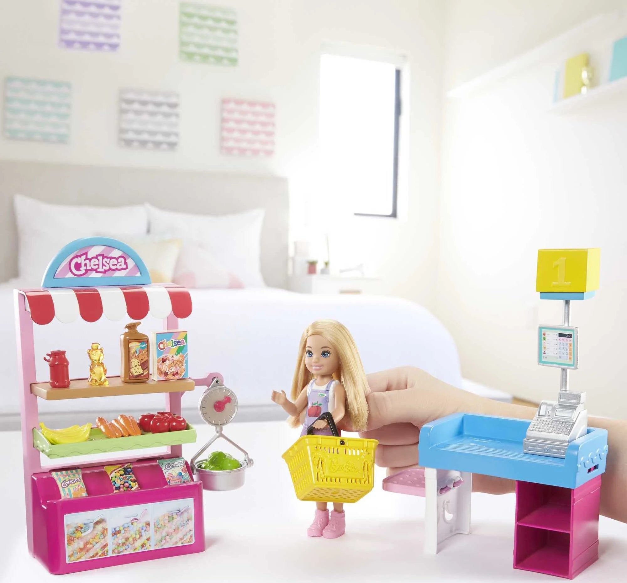 Chelsea Can Be Snack Stand Playset with Blonde Small Doll & 15+ Grocery-Themed Accessories M310